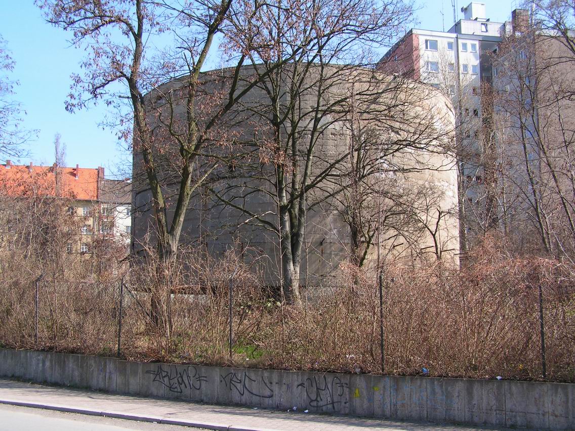Betonzylinder des Schwerbelastungskörpers in Berlin-Tempelhof, 2005