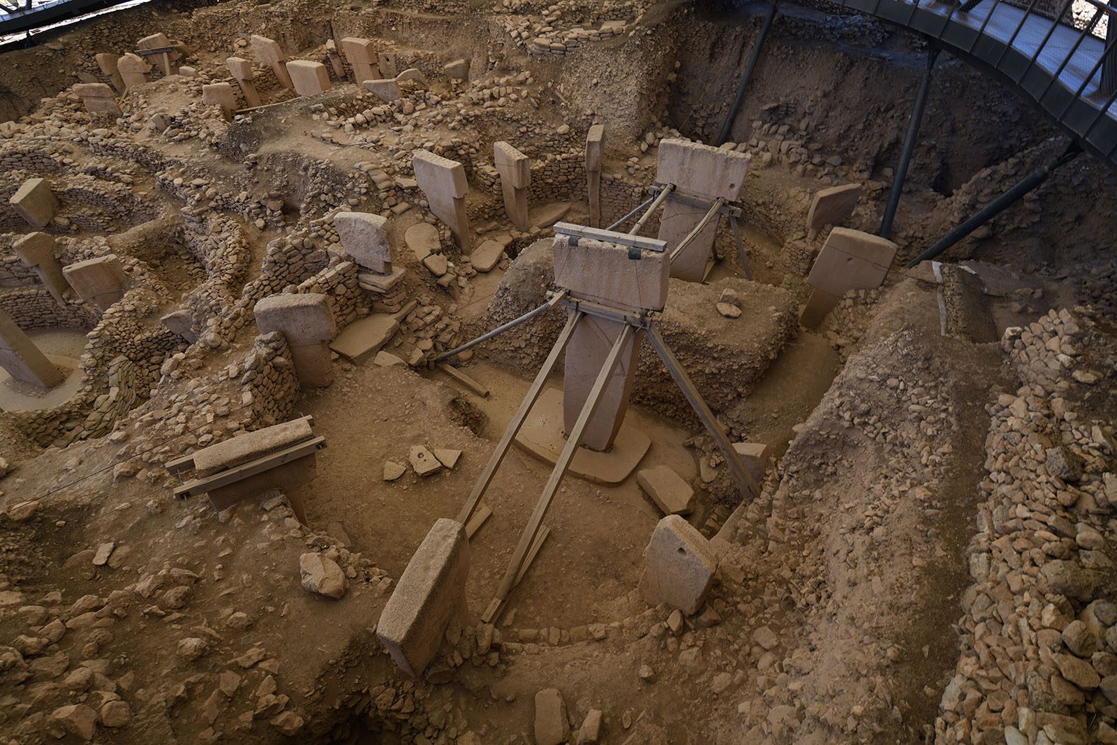 Blick von oben in den ovalen steinzeitlichen Bau D auf Göbekli Tepe mit zwei 5,50 Meter hohen T-förmigen Kalksteinpfeilern im Zentrum und einem Ring weiterer Pfeiler.