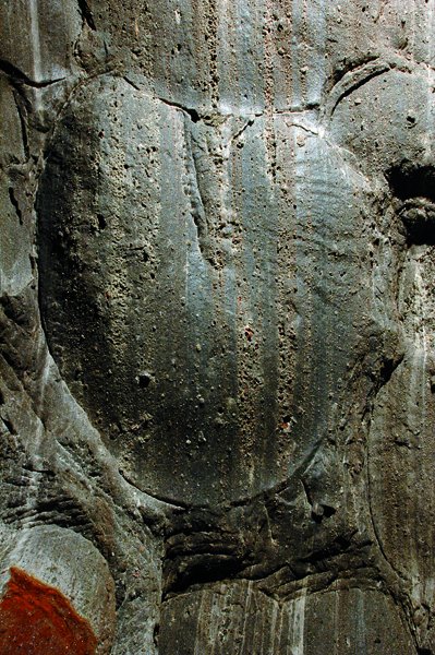 Herzförmige prähistorische Abbauspur eines Bronzepickels im Salzgestein der ältereisenzeitlichen Ostgruppe des Salzbergwerks Hallstatt