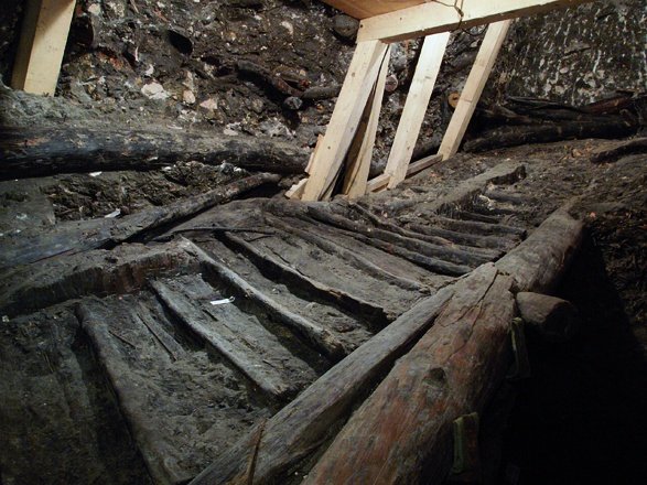 Archäologische Freilegung der auf 1344/1343 v. Chr. datierten bronzezeitlichen Holzstiege im Christian-von-Tusch-Werk des Salzbergwerks Hallstatt