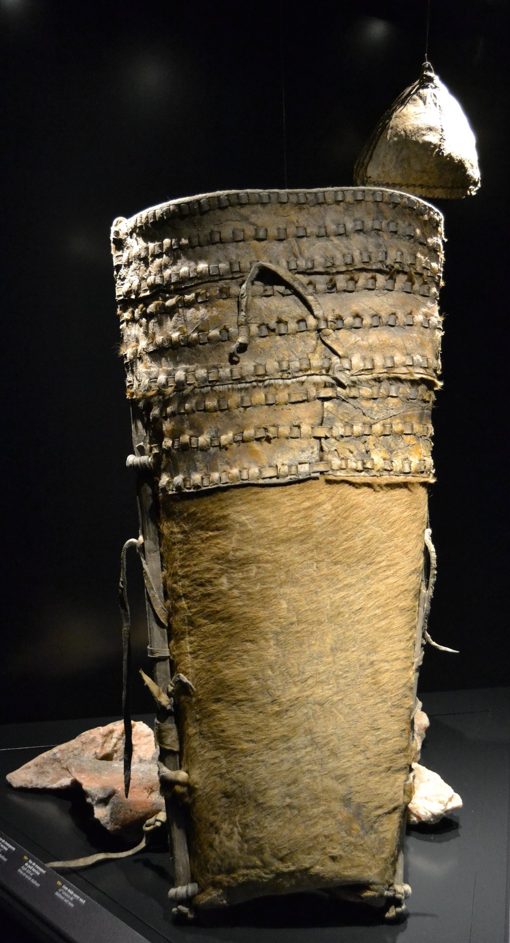 Im Salz konservierter bronzezeitlicher Tragsack aus Rinderfell mit HolzKnebel aus dem Salzbergwerk Hallstatt in einer Museumsvitrine