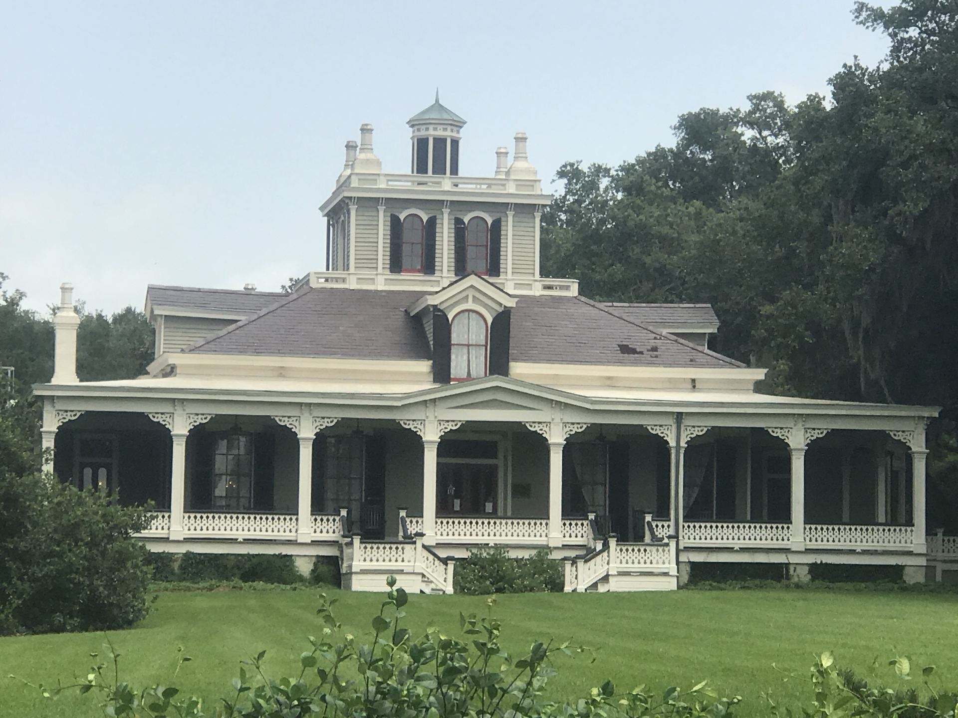 Das historische Herrenhaus von Joseph Jefferson unter alten Eichen mit Spanischem Moos auf dem erhöhten Salzstockhügel von Jefferson Island am Lake Peigneur, Louisiana