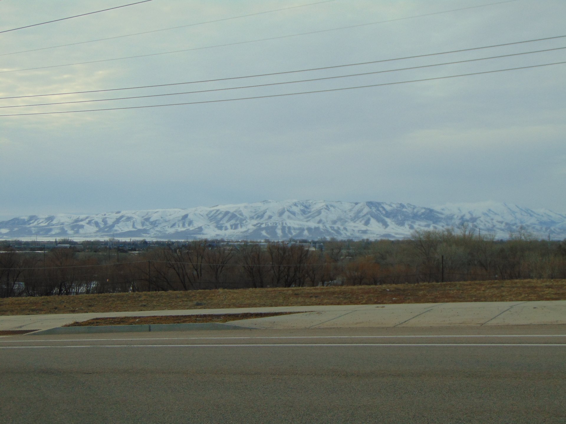 Winterliches Panorama der schneebedeckten Lake Mountains über dem Utah Valley
