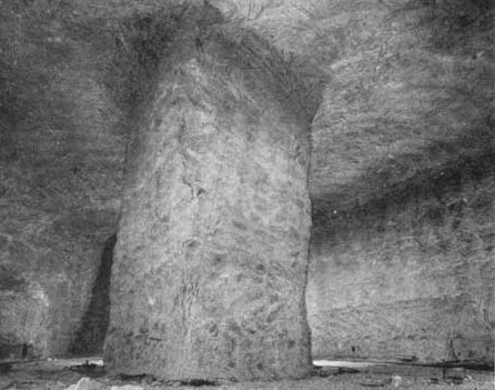 Historische Aufnahme einer menschenleeren unterirdischen Salzkammer im Kammer-Pfeiler-Bau mit massivem tragendem Salzpfeiler und Salz-Haufwerk am Kammerboden (Nachbarsalzstock Avery Island, Iberia Parish, Louisiana, USGS Bulletin 845, 1933)