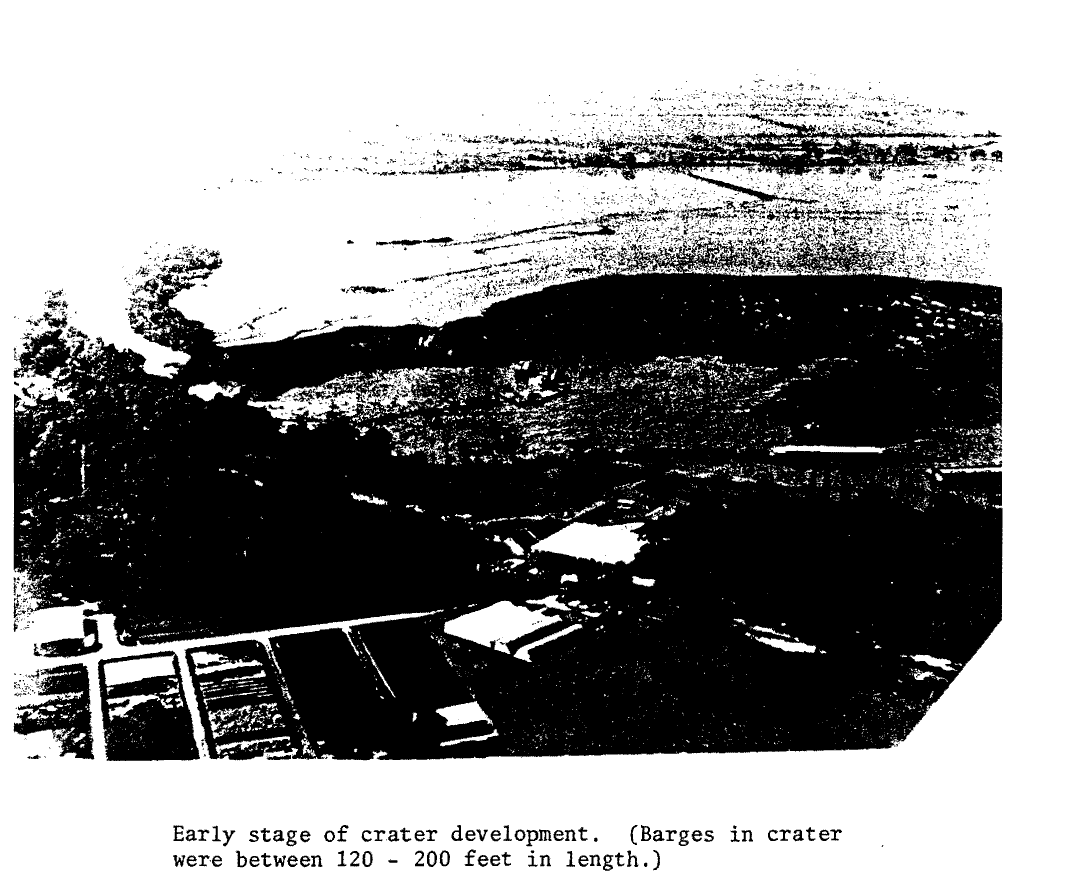 Historische Luftaufnahme vom 20. November 1980 aus dem amtlichen MSHA-Untersuchungsbericht: Im Einsturzkrater des Lake Peigneur treiben 120 bis 200 Fuß lange Lastschuten vor der abbrechenden Uferlinie von Jefferson Island.