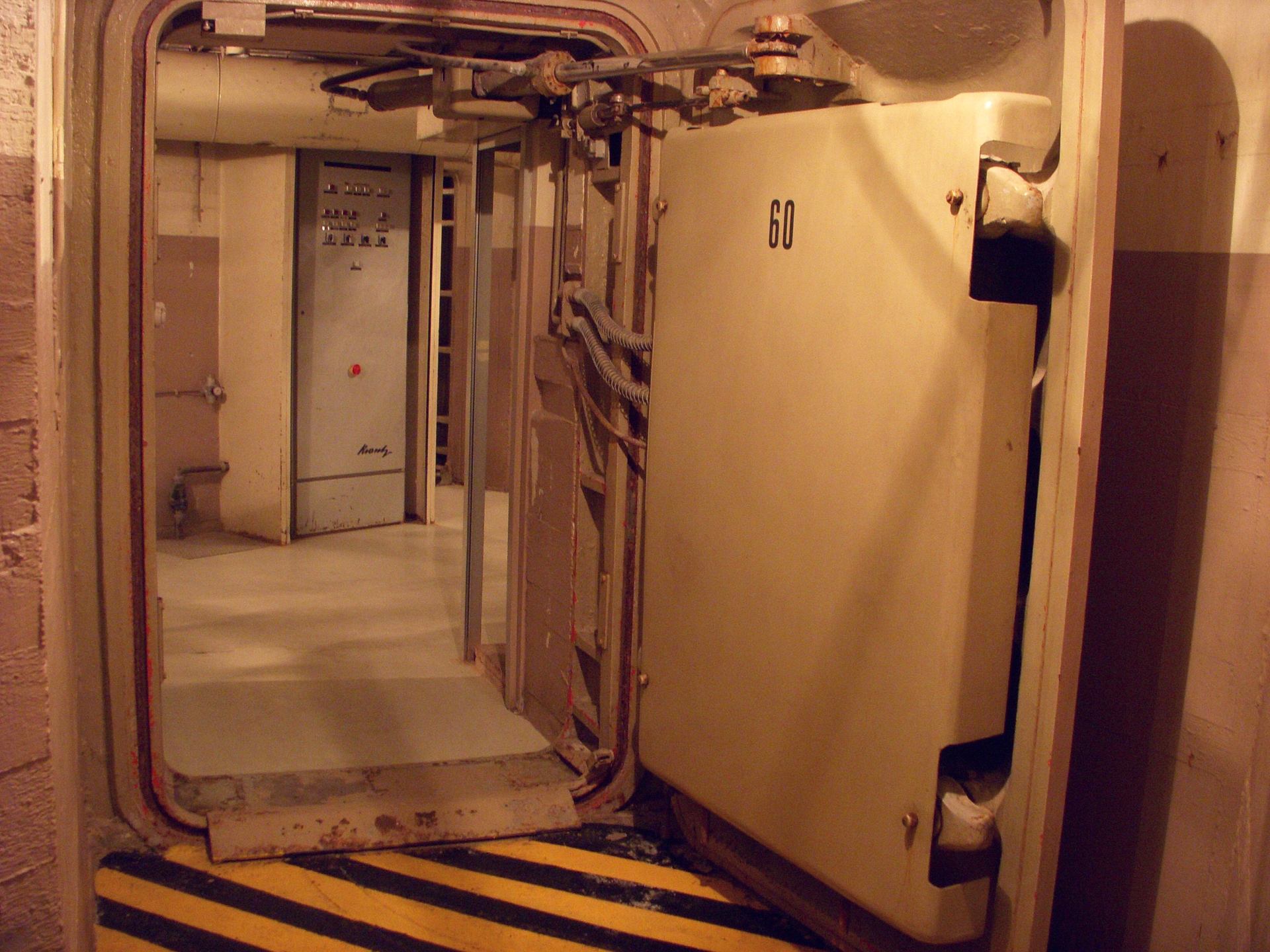 Geöffnetes, tonnenschweres Drucktor und Schleusenbereich im erhaltenen Ostabschnitt der Dokumentationsstätte Regierungsbunker in Bad Neuenahr-Ahrweiler (Aufnahme 2008).