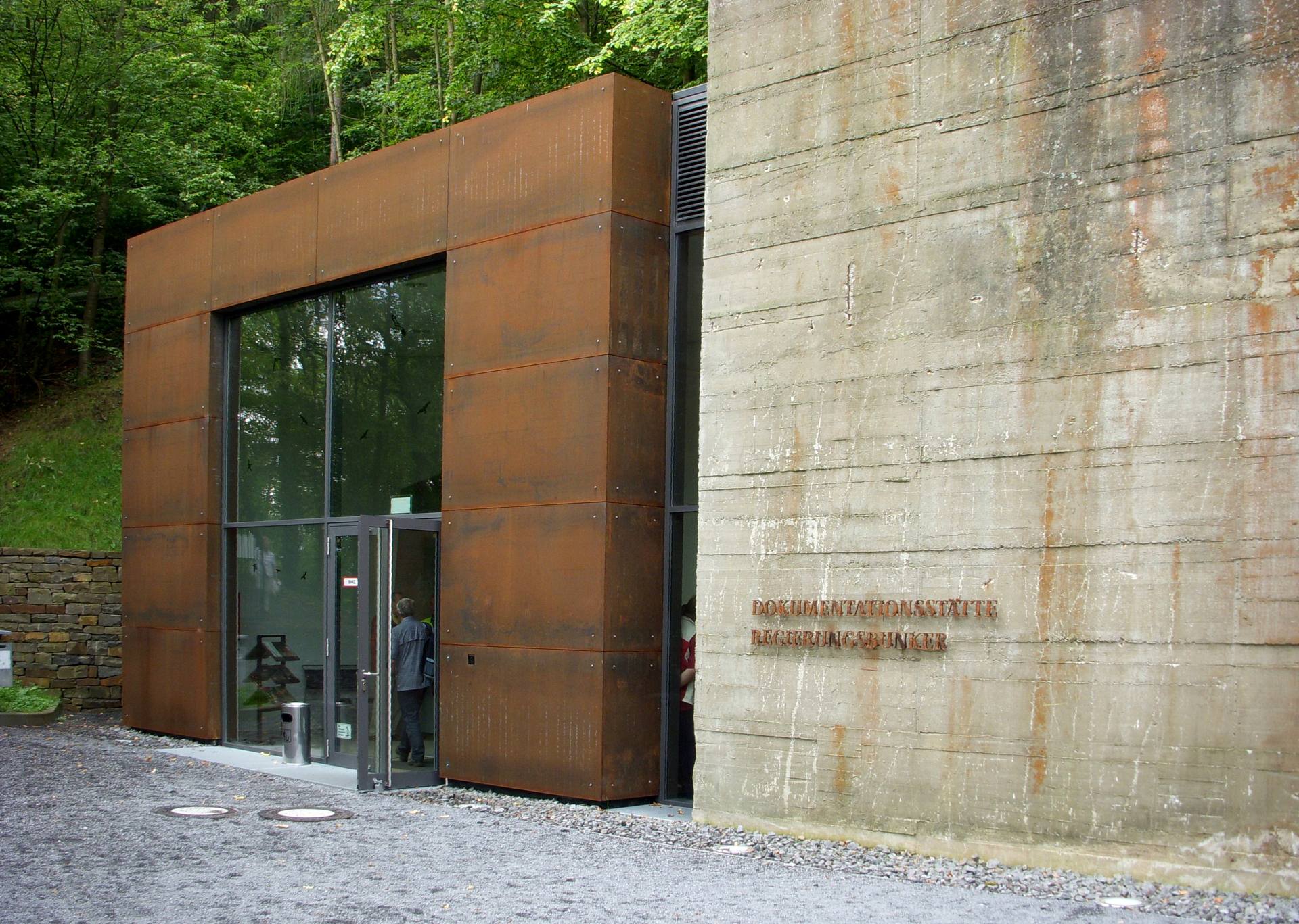 Eingangsbauwerk (Museumseingang vor dem historischen Stollenzugang zu Bauteil I Ost) der Dokumentationsstätte Regierungsbunker am Silberberg in Bad Neuenahr-Ahrweiler unterhalb der Weinberge (Aufnahme 2008).
