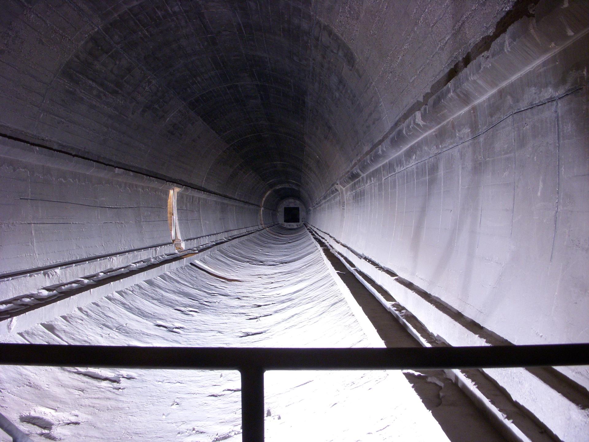 Blick in die nach dem Rückbau 2001–2006 vollständig entkernte, nackte Betonröhre des ehemaligen Eisenbahntunnels im Regierungsbunker Ahrweiler hinter dem Museumsabschnitt.