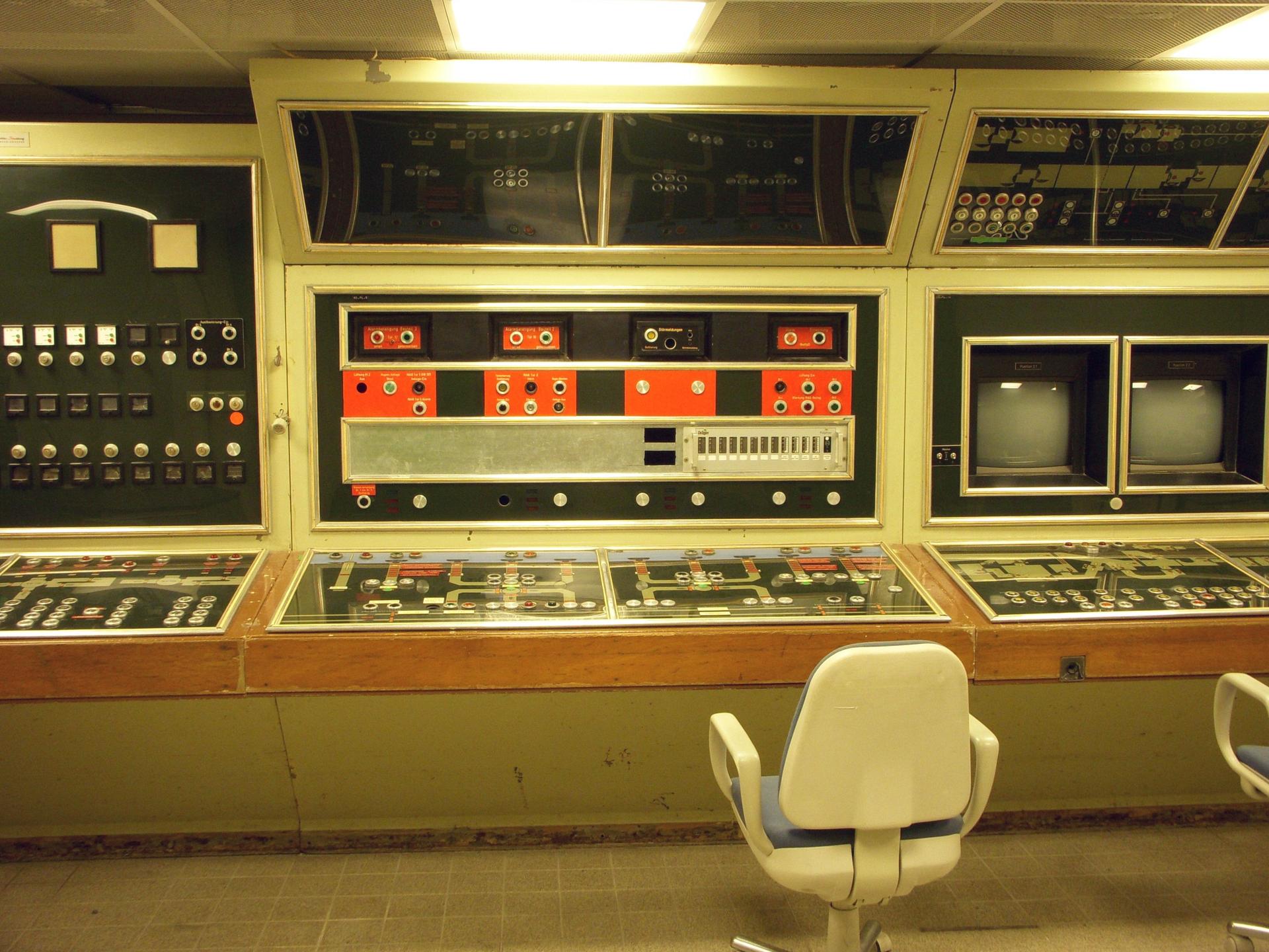 Technische Überwachungs- und Steuerzentrale im Regierungsbunker Ahrweiler mit historischen Schaltpulten, Leuchtschaltbildern der Stollenabschnitte und Kontrollinstrumenten.