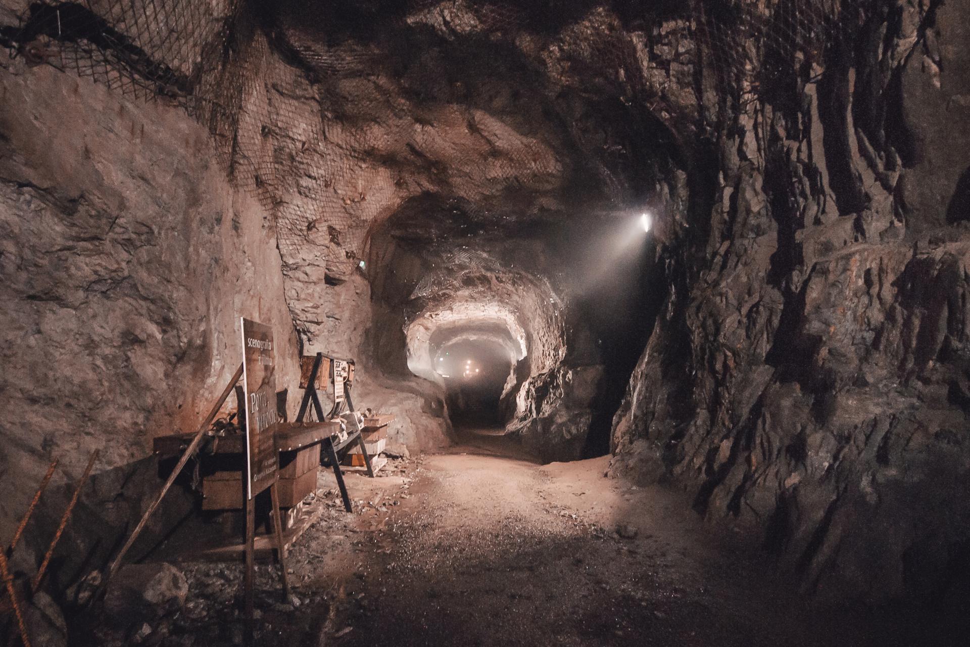 Mit Beton verschalter Hauptstollen im unterirdischen Teilkomplex Osówka im Eulengebirge: Nur ein kleiner Bruchteil des Stollensystems erhielt vor dem Frühjahr 1945 eine vollständige Betonauskleidung.