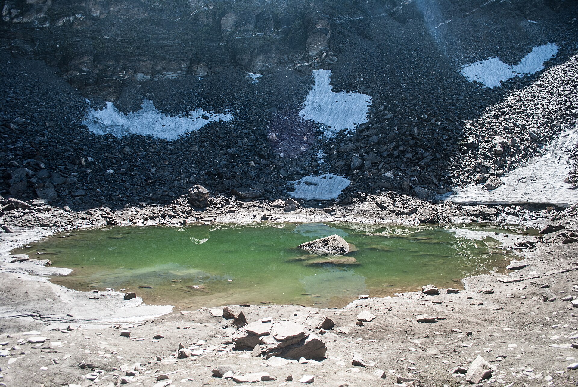 Der kleine Roopkund-See zwischen Geröllhängen im Hochgebirge des Himalaya