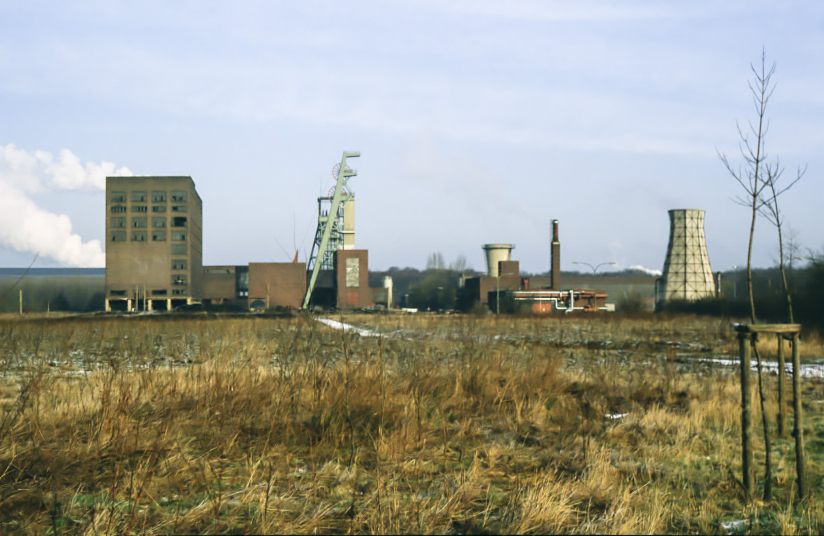 Fördergerüst und Gebäude der Schachtanlage Grimberg 3/4 in Bergkamen, Aufnahme von 1984
