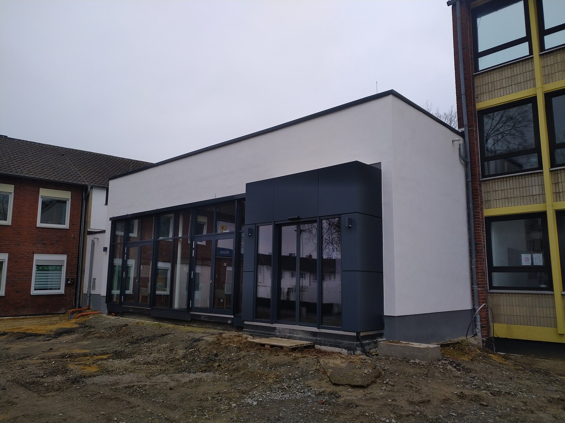 Neuer Eingangsbau des Stadtmuseums Bergkamen mit dunkler Glasfront