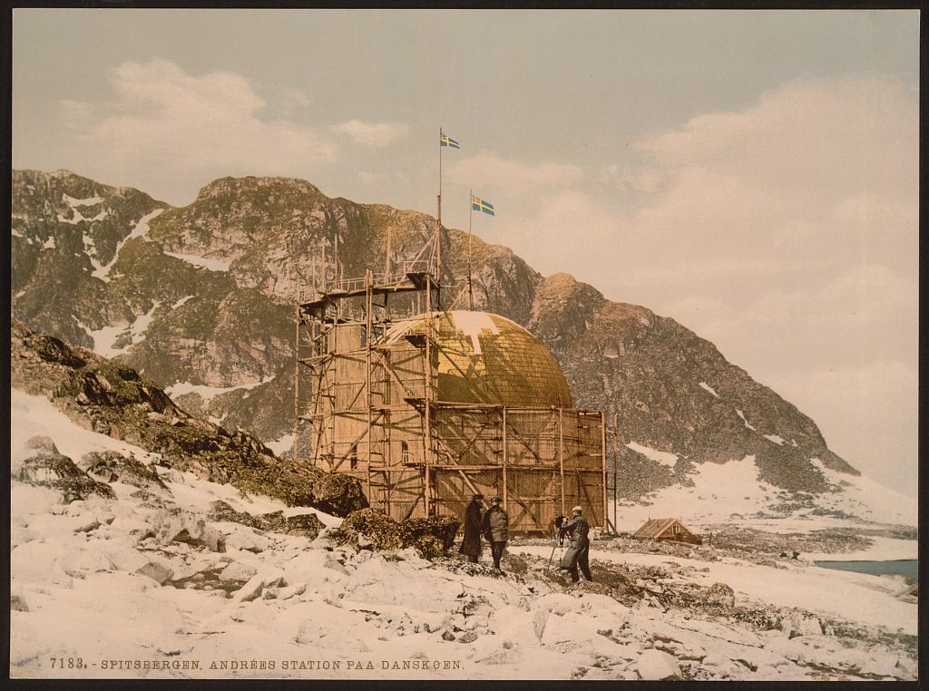 Historischer Photochromdruck: eingerüstete Ballonhalle der Andrée-Station auf Danskøya vor Bergen