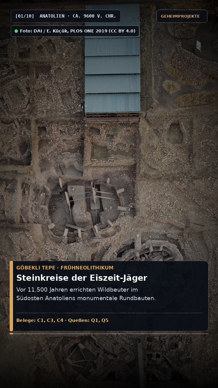 Blick von oben in den ovalen steinzeitlichen Bau D auf Göbekli Tepe mit zwei 5,50 Meter hohen T-förmigen Kalksteinpfeilern im Zentrum und einem Ring weiterer Pfeiler.