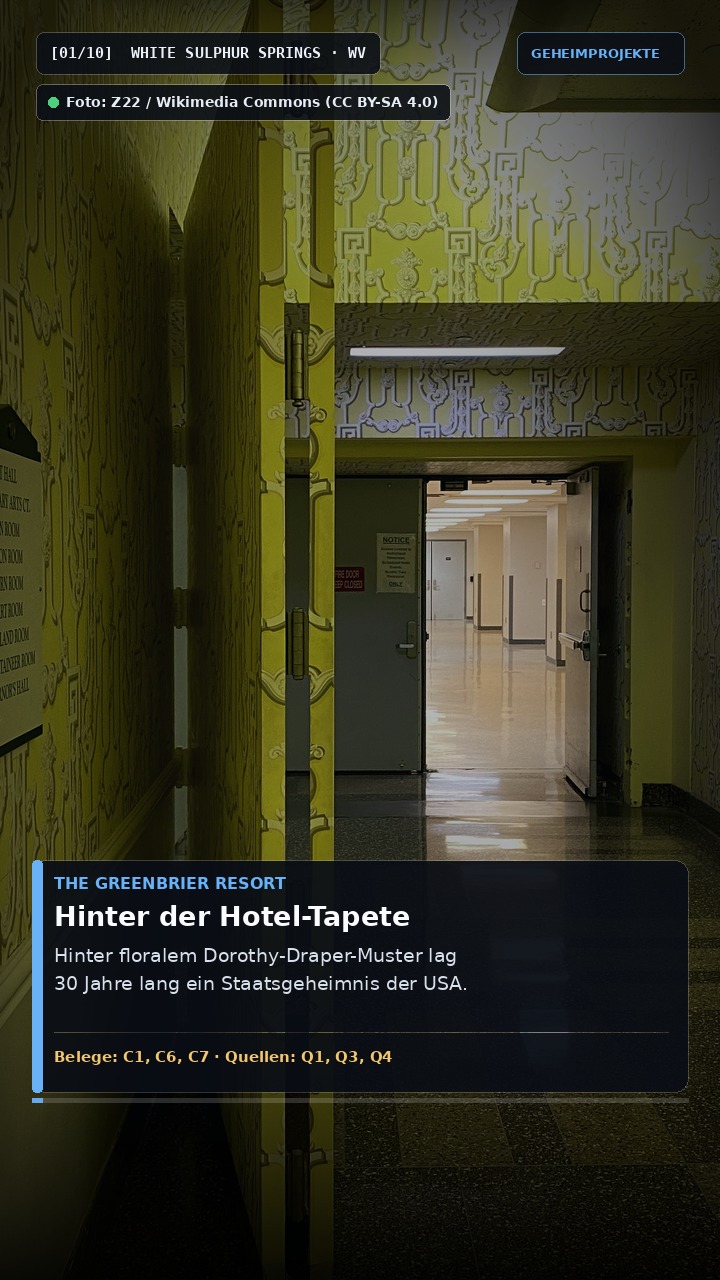 Geöffnetes, knapp einen halben Meter dickes Stahldrucktor der Mosler Safe Company am Eingang zu Project Greek Island hinter der gelben Tapete der Colonial Hall im Hotel The Greenbrier.